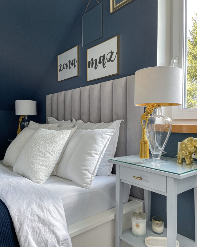 Poduszka boucle NEBIA w kolorze ciepłej bieli w aranżacji w sypialni.