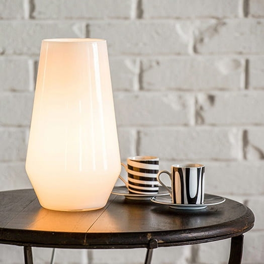 Lampa szklana LODI z białego szkła opalowego po zapaleniu światła.