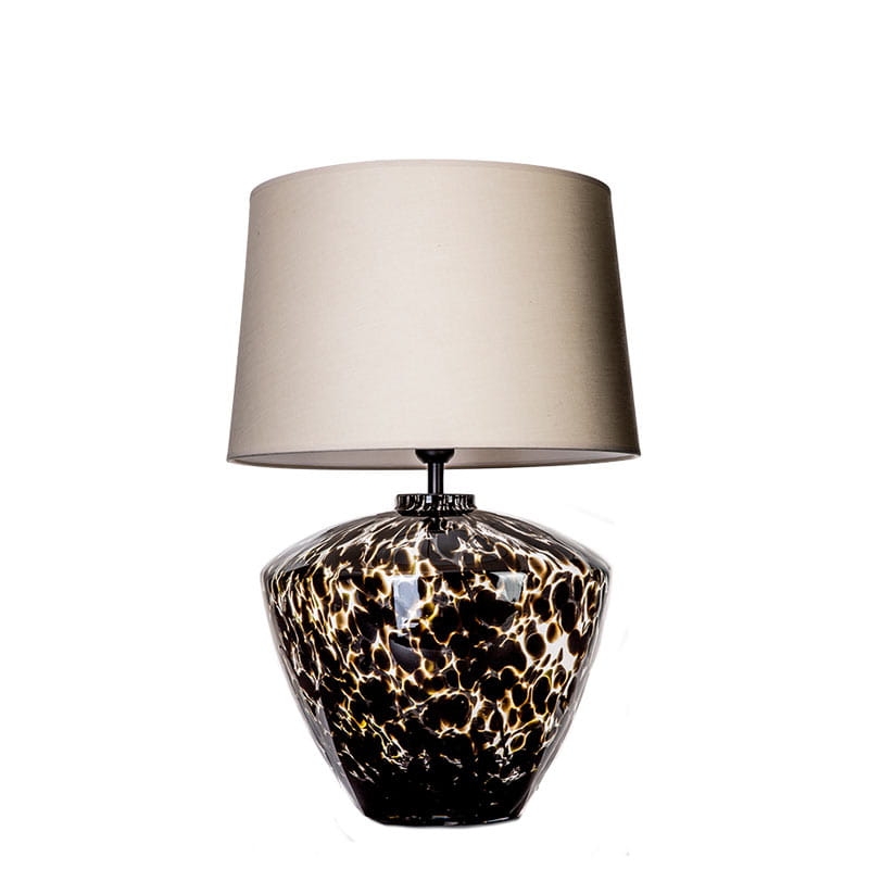 Szklana lampa stołowa PARMA z beżowym abażurem.