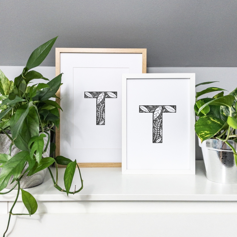Plakaty z literą T w ramach.