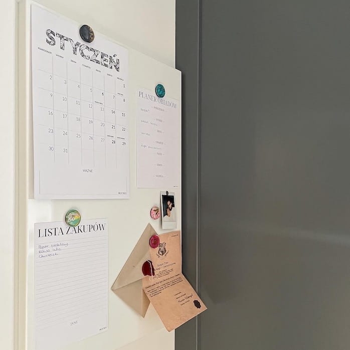 Planery MINIMA w zestawie z Roślinnym Kalendarzem na tablicy magnetycznej.