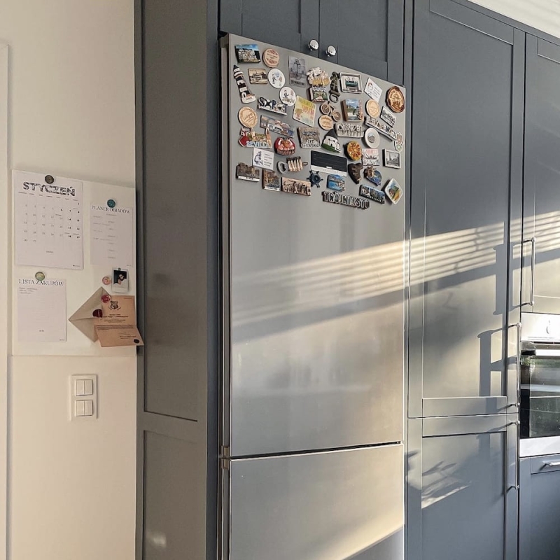 Planery MINIMA w zestawie z Roślinnym Kalendarzem na tablicy magnetycznej w kuchni.