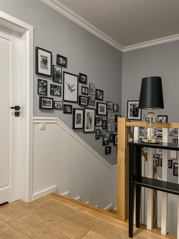 Złota lampka stołowa ze szklanymi elementami i czarnym abażurem Kaspa COCO w aranżacji na konsoli.