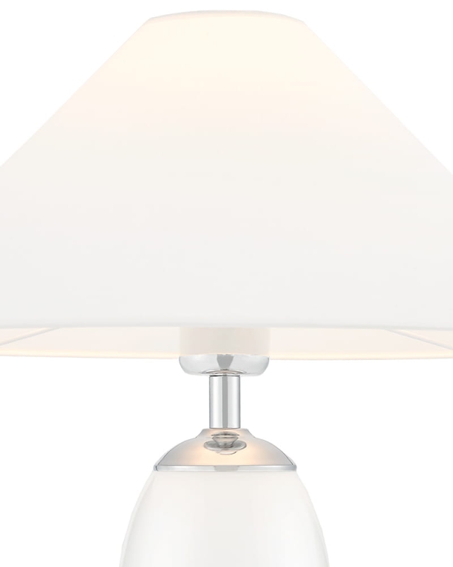 Biało-srebrna lampa stołowa REA z białym abażurem w kształcie stożka - detal.