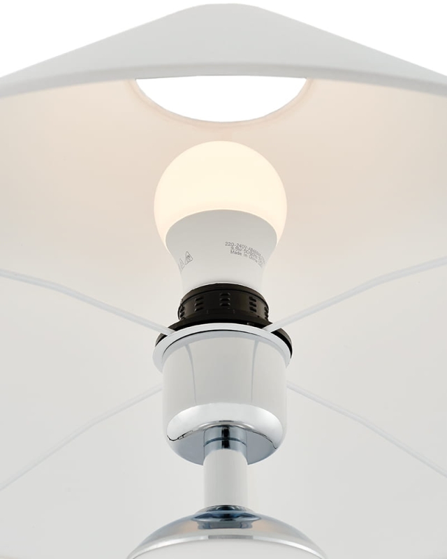 Biało-srebrna lampa stołowa REA z białym abażurem w kształcie stożka - detal.