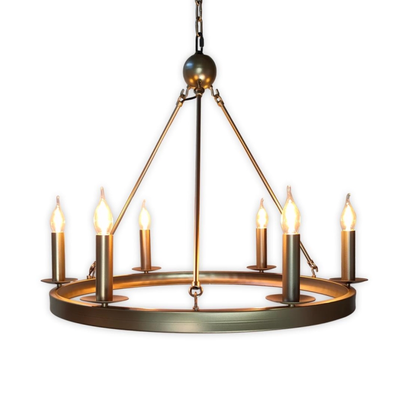 Złoty żyrandol z metalu w ponadczasowym stylu.