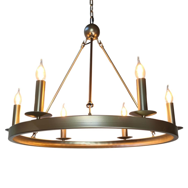 Złoty żyrandol do salonu.