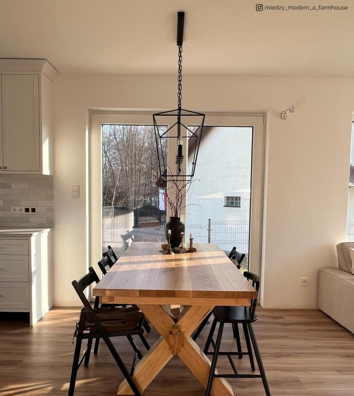 Lampa wisząca podłużna w kolorze czarnym jako lampa nad stół.