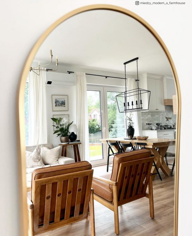 Lampa wisząca podłużna nad stół GENTLE L w jadalni.