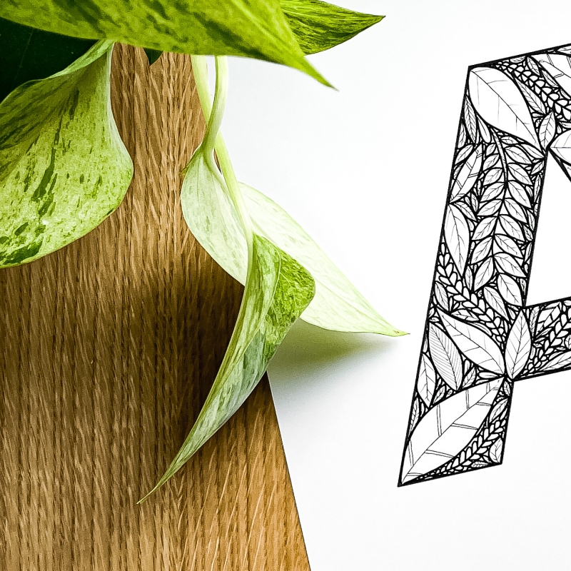 Plakat posiadający motyw roślinny z możliwością personalizacji - litera Ą - detal