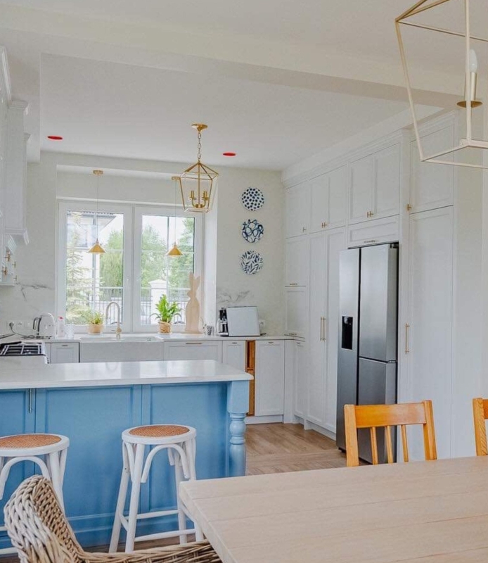 Złota lampa wisząca klatka GENTLE S w aranżacji jako lampa wisząca do kuchni.