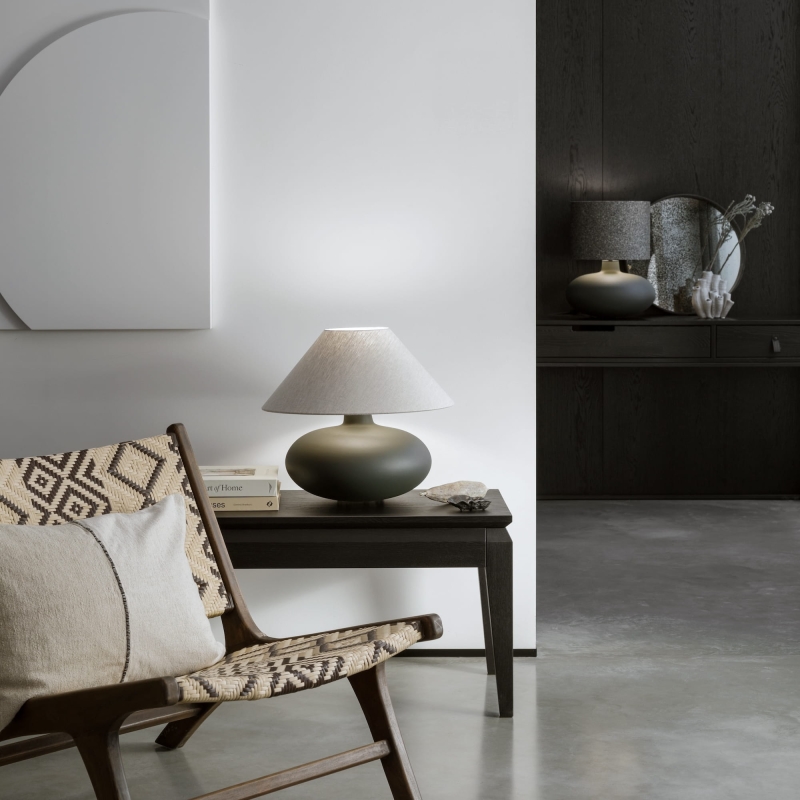 Grafitowa matowa lampa stołowa z lnianym abażurem SAWA NATUR - aranżacja.