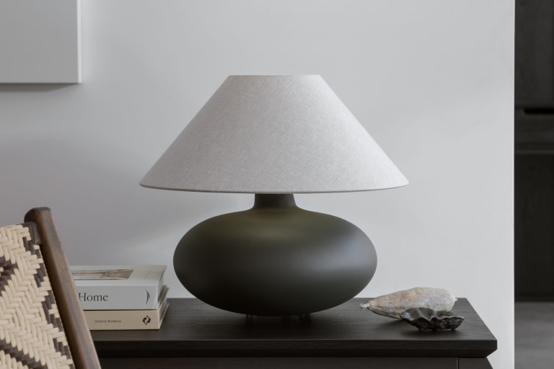 Grafitowa matowa lampa stołowa z lnianym abażurem SAWA NATUR - aranżacja.