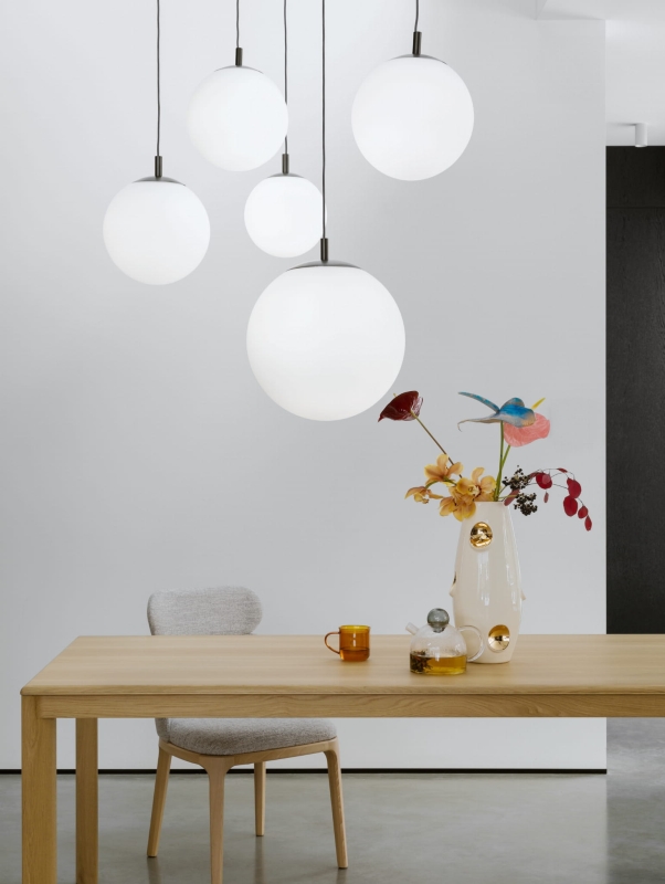 Kulista lampa ze szklanym kloszem ALUR TYTAN L - aranżacja.