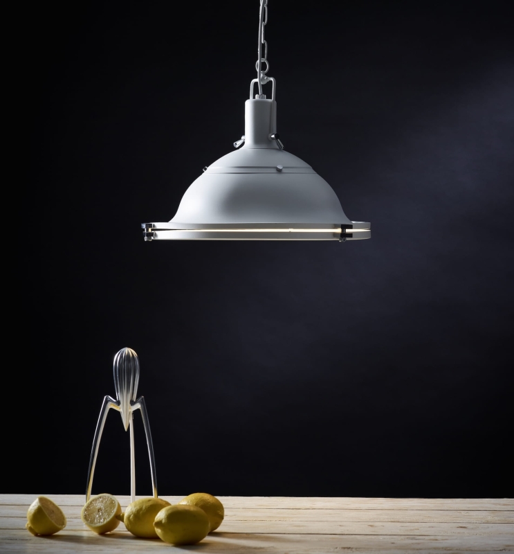 Biała marinistyczna lampa wisząca z łańcuchem NAUTILIUS L - aranżacja.