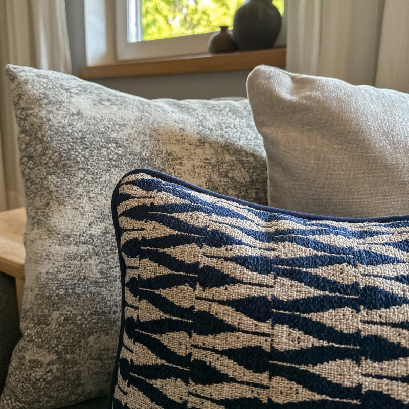 Mała granatowa poszewka na poduszkę ze geometrycznym wzorem VERSO II - detal.