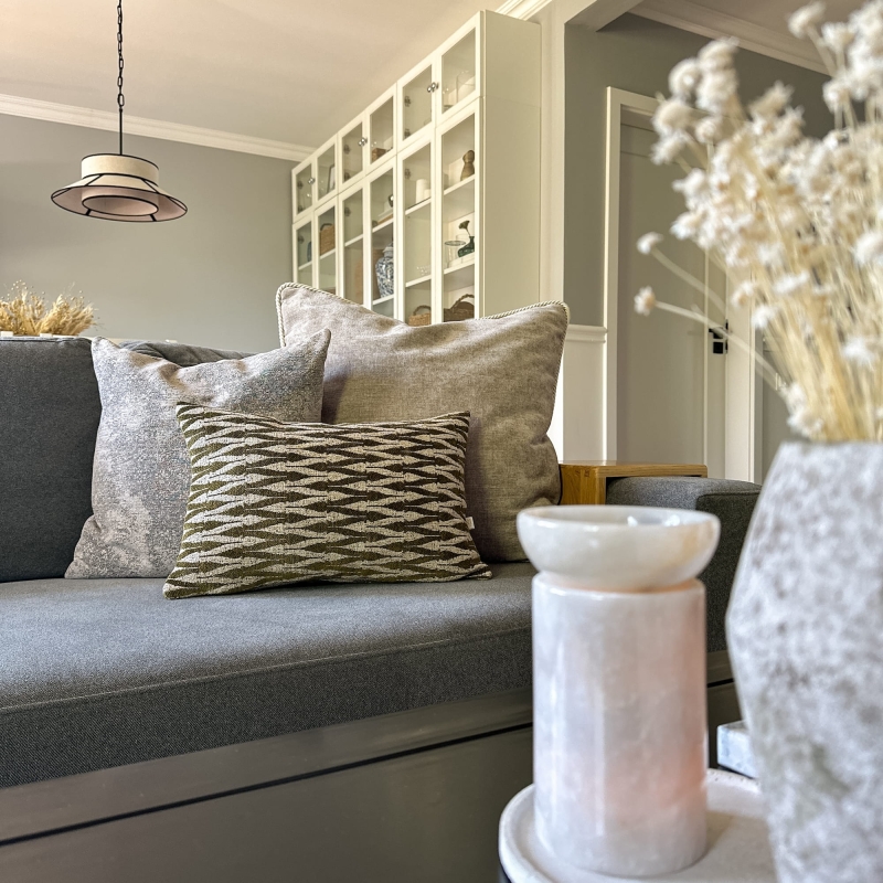 Prostokątna zielona poszewka z geometrycznym wzorem VERSO III - aranżacja z poduszkami PUCH i VINTAGE.