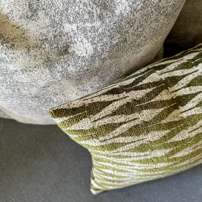 Prostokątna zielona poszewka z geometrycznym wzorem VERSO III - detal.