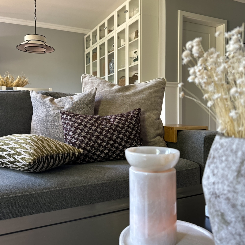 Prostokątna zielona poszewka z geometrycznym wzorem VERSO III - aranżacja z poduszkami PUCH, VINTAGE i PURPURA.