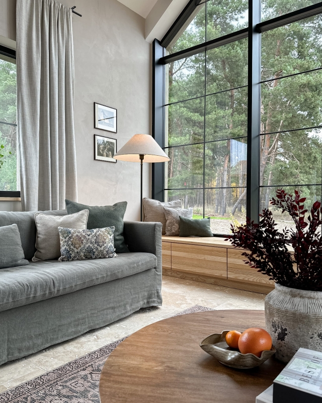 Zestaw poszewek na poduszki IDA przy oknie w aranżacji z zestawem ANASTAZJA na kanapie.