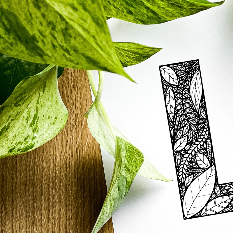 Plakat posiadający motyw roślinny z możliwością personalizacji - litera L - detal