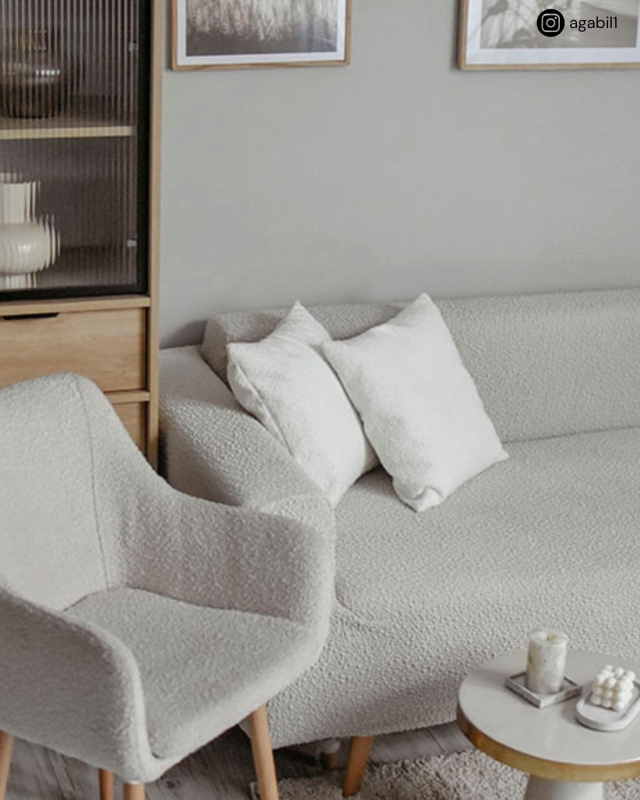 Białe poduszki boucle na kanapę.