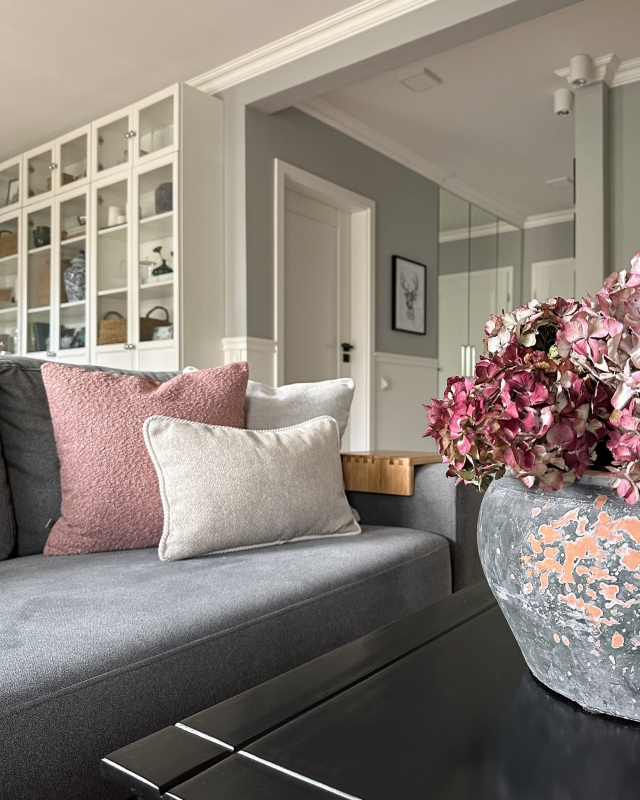 Poszewka brudny róż z tkaniny boucle w zestawie z poduszką GISELLE II w salonie.