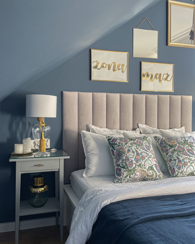 Zielone poduszki TISSU z abstrakcyjnym wzorem w sypialni.