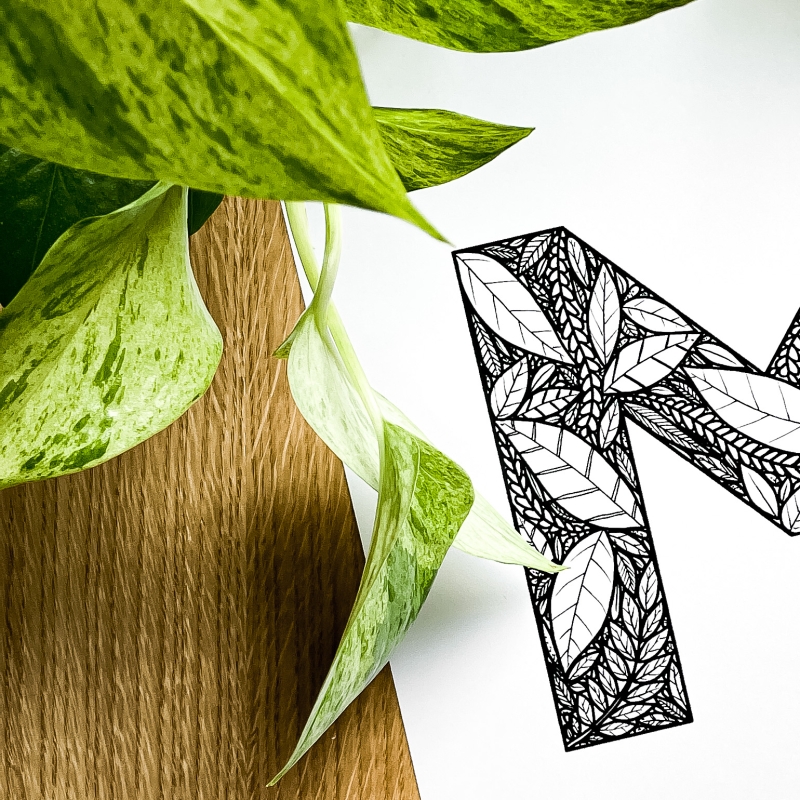 Plakat posiadający motyw roślinny z możliwością personalizacji - litera M - detal