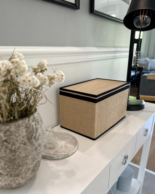 Duży jutowy pojemnik z pokrywką na konsoli