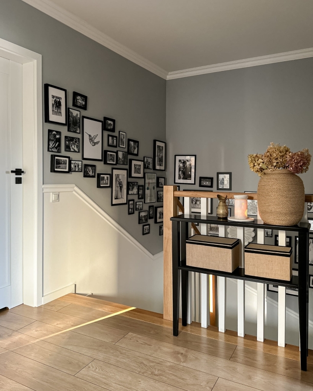 Duży jutowy pojemnik z pokrywką na konsoli w aranżacji z mniejszym pojemnikiem IRMA I