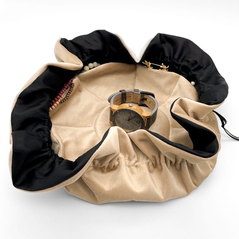 Welurowy organizer na biżuterię - sakiewka BORSA beż - przykład zastosowania