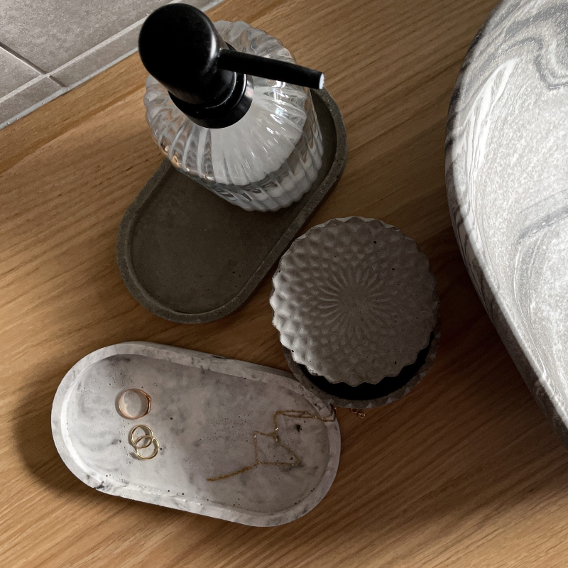 Owalna taca betonowa - surowy beton 18x9,5 cm - aranżacja