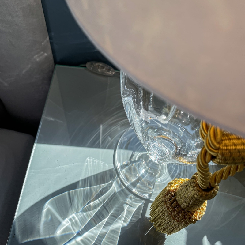 Szklana lampka stołowa BRISTOL - podstawa lampy z biało-złotym abażurem ORO 25 cm.