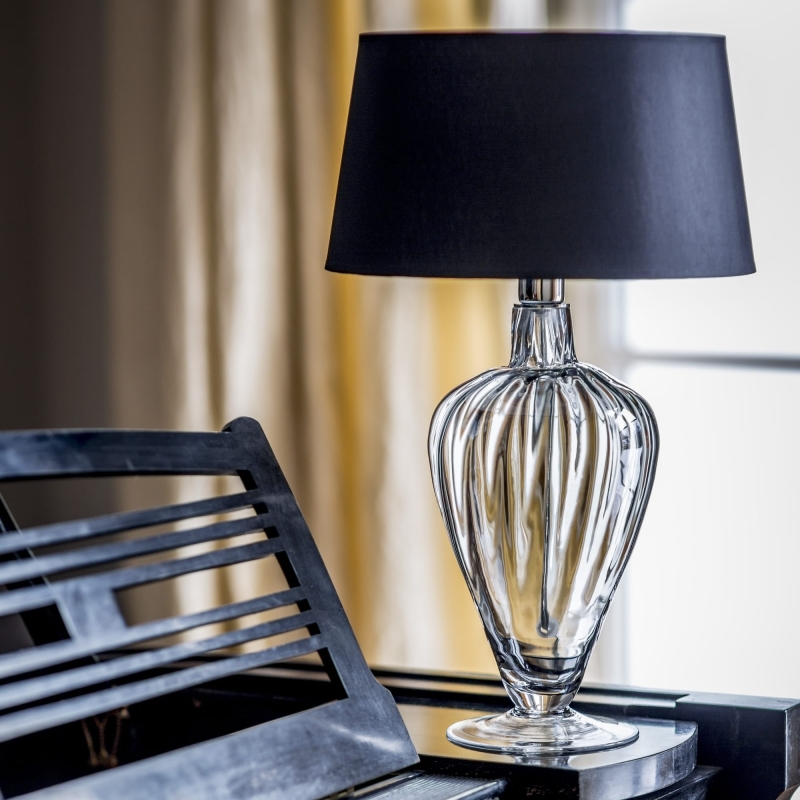 Czarna szklana lampa stołowa BRISTOL TRANSPARENT BLACK z czarno-złotym abażurem.