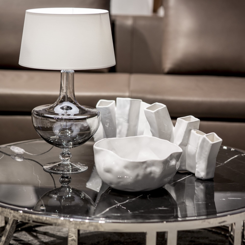 Szklana lampa stołowa OXFORD TRANSPARENT BLACK z białym abażurem.