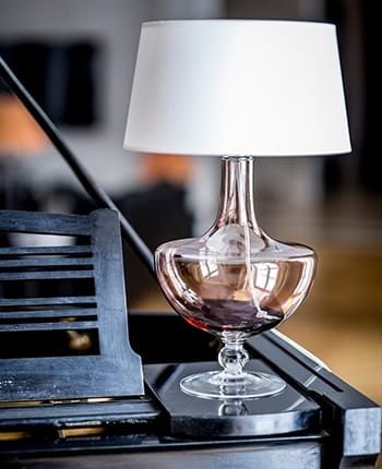 Lampa stołowa OXFORD TRANSPARENT COPPER z białym abażurem.