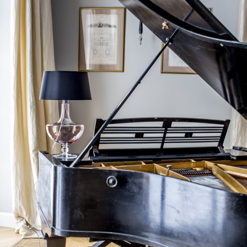 Lampa stołowa OXFORD TRANSPARENT COPPER z czarno-złotym abażurem.