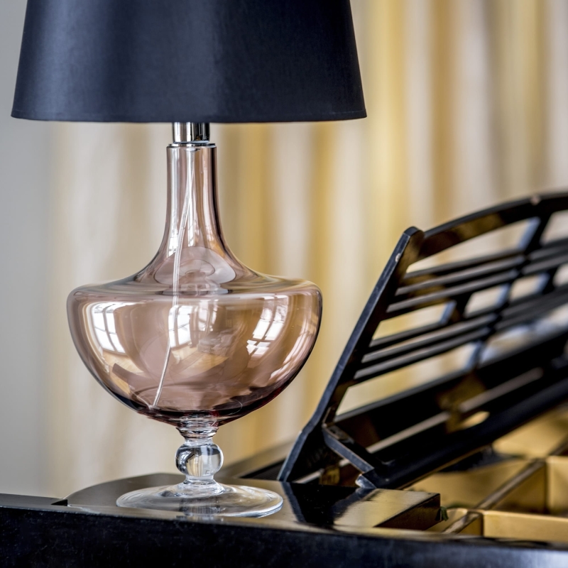 Lampa stołowa OXFORD TRANSPARENT COPPER z czarno-złotym abażurem.