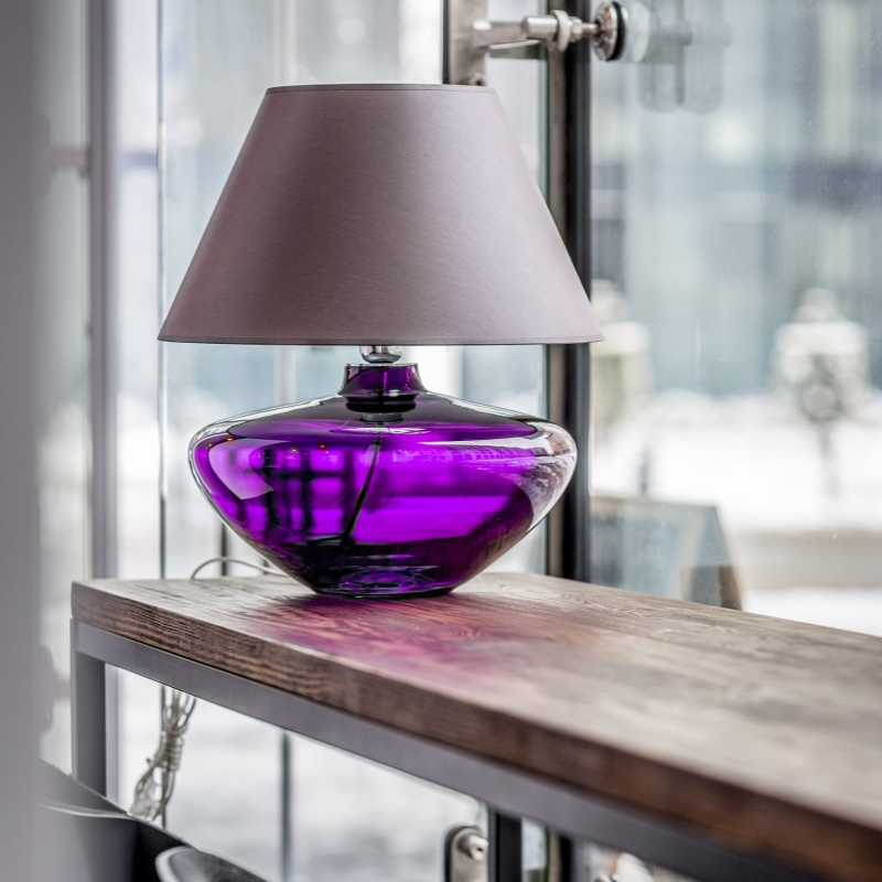 Fioletowa szklana lampa stołowa z szarym abażurem MADRID VIOLET.