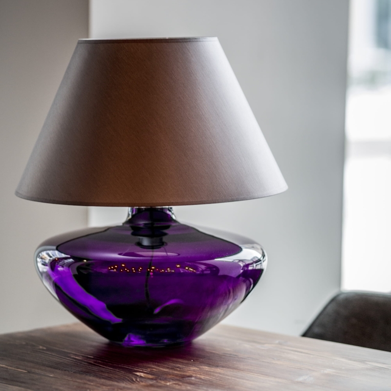 Fioletowa szklana lampa stołowa z szarym abażurem MADRID VIOLET.