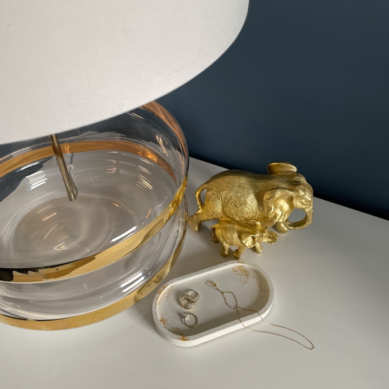Złota szklana lampa stołowa z białym abażurem BADEN BADEN GOLD.