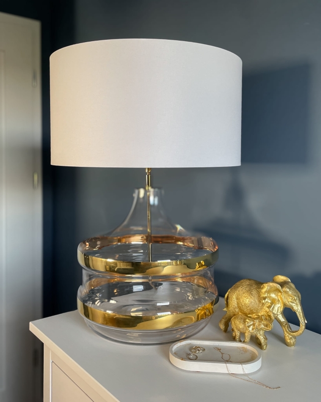 Złota szklana lampa stołowa z białym abażurem BADEN BADEN GOLD.
