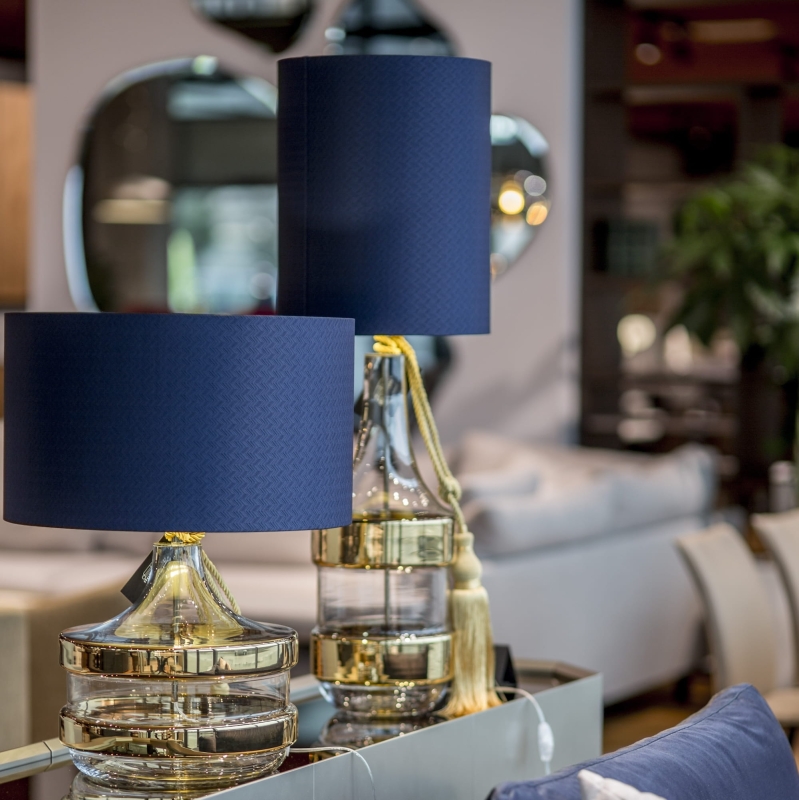 Złota szklana lampa stołowa z granatowo-złotym abażurem BADEN BADEN GOLD.