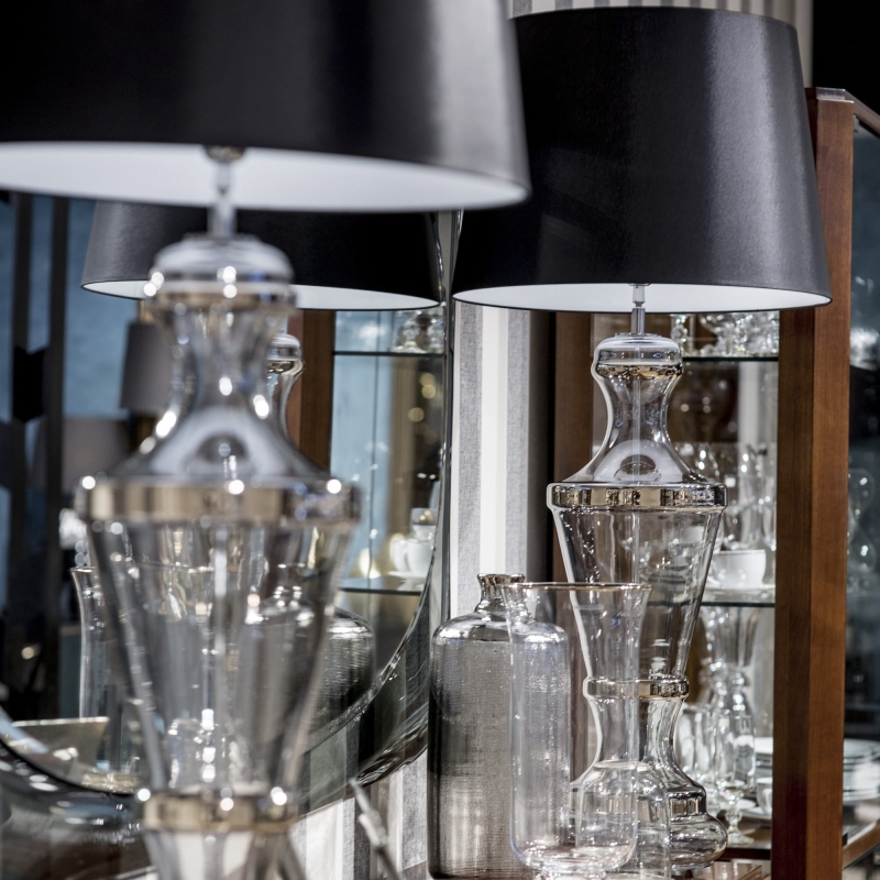 Duża złota lampa stołowa ze szkła z czarno-srebrnym abażurem ROMA PLATINUM.