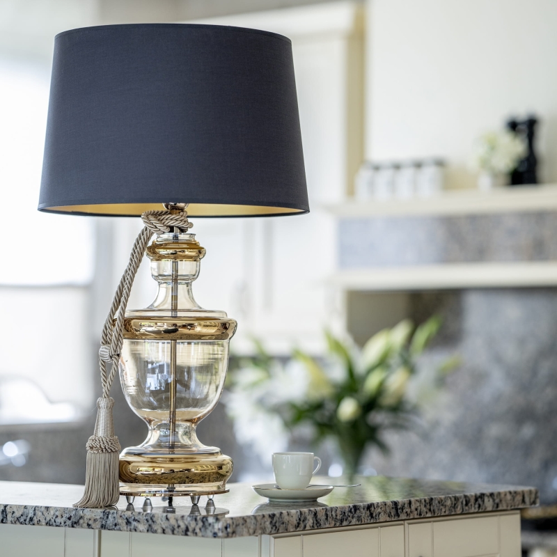 Elegancka złota lampa stołowa z czarno-złotym abażurem TIVOLI GOLD.