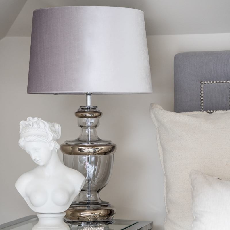 Elegancka srebrna lampa stołowa TIVOLI PLATINUM.