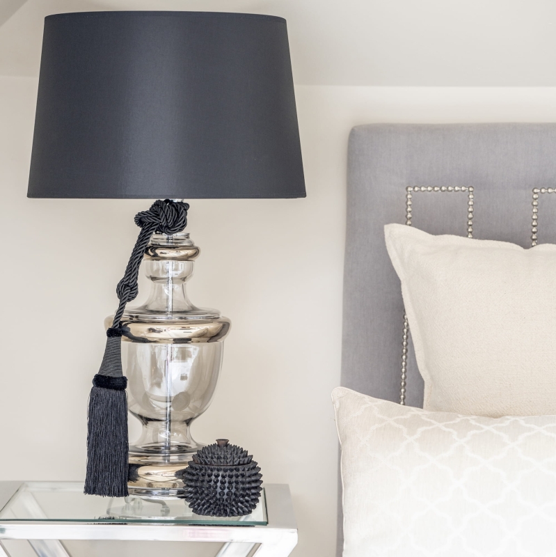 Elegancka srebrna lampa stołowa z czarno-srebrnym abażurem TIVOLI PLATINUM.