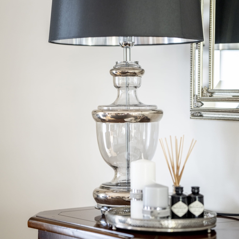 Elegancka srebrna lampa stołowa z czarno-srebrnym abażurem TIVOLI PLATINUM.