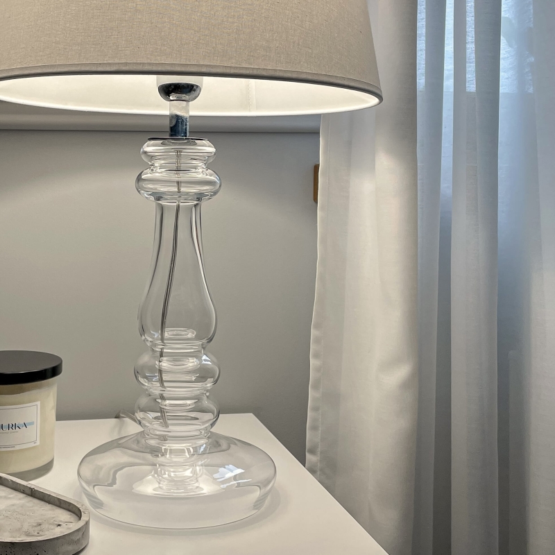 Ozdobna szklana lampa stołowa z białym abażurem PETIT TRIANON.